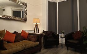 Stunning 5 Bed House, 2 Mins To Beach And Town, With Free Parking